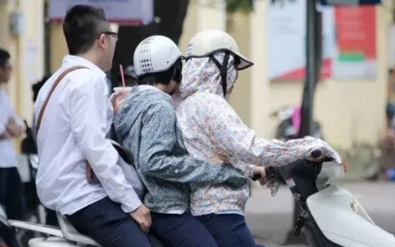 Lỗi chở quá số người quy định xe máy sẽ bị phạt tiền và có thể tịch thu bằng lái xe