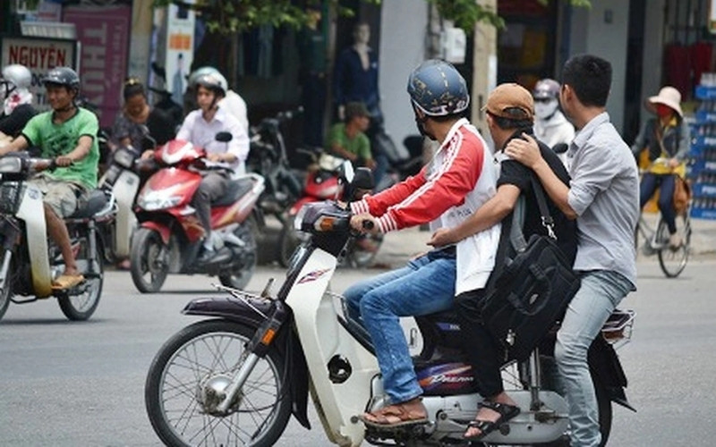 Xe máy chở quá số người quy định sẽ bị xử phạt theo Pháp luật