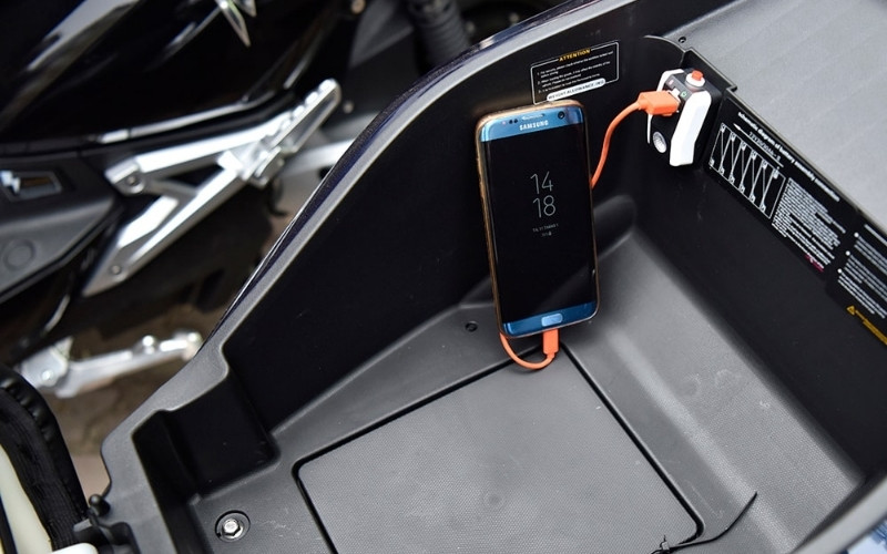 Việc để điện thoại trong cốp xe dễ gây cháy nổ