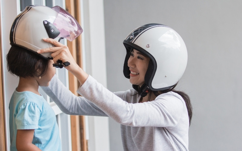 Đội mũ bảo hiểm khi tham gia giao thông bằng xe máy là quy định bắt buộc