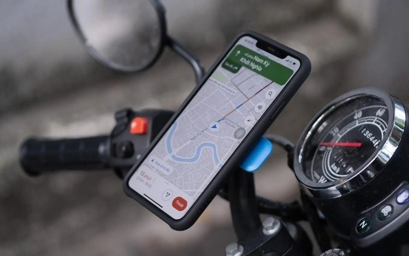 Mức phạt khi gắn điện thoại trên xe máy