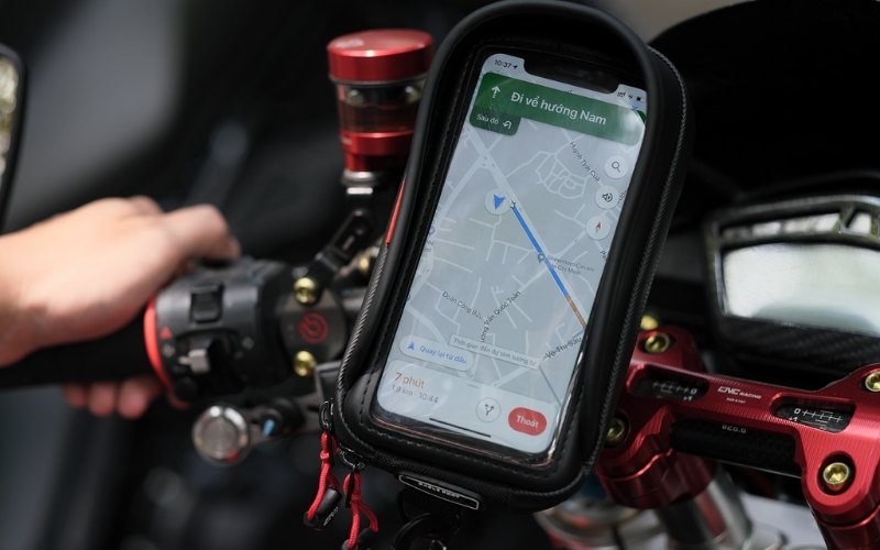 Sử dụng điện thoại gắn trên xe máy dễ gây tai nạn giao thông