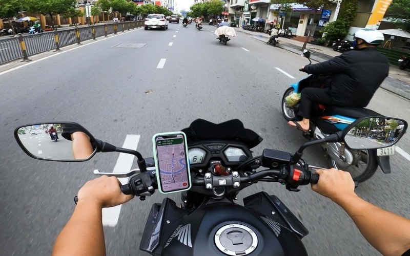 gắn điện thoại trên xe máy có bị phạt không