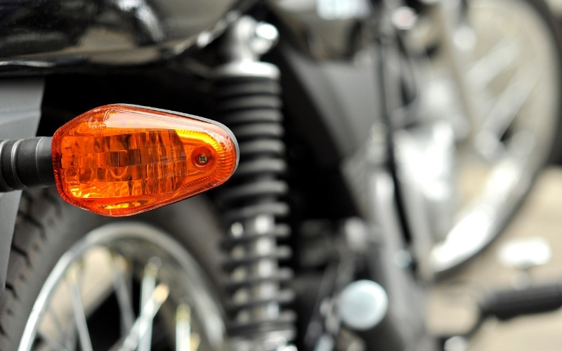 Điều khiển xe máy không lắp đèn nháy hậu vẫn sẽ bị xử phạt theo quy định