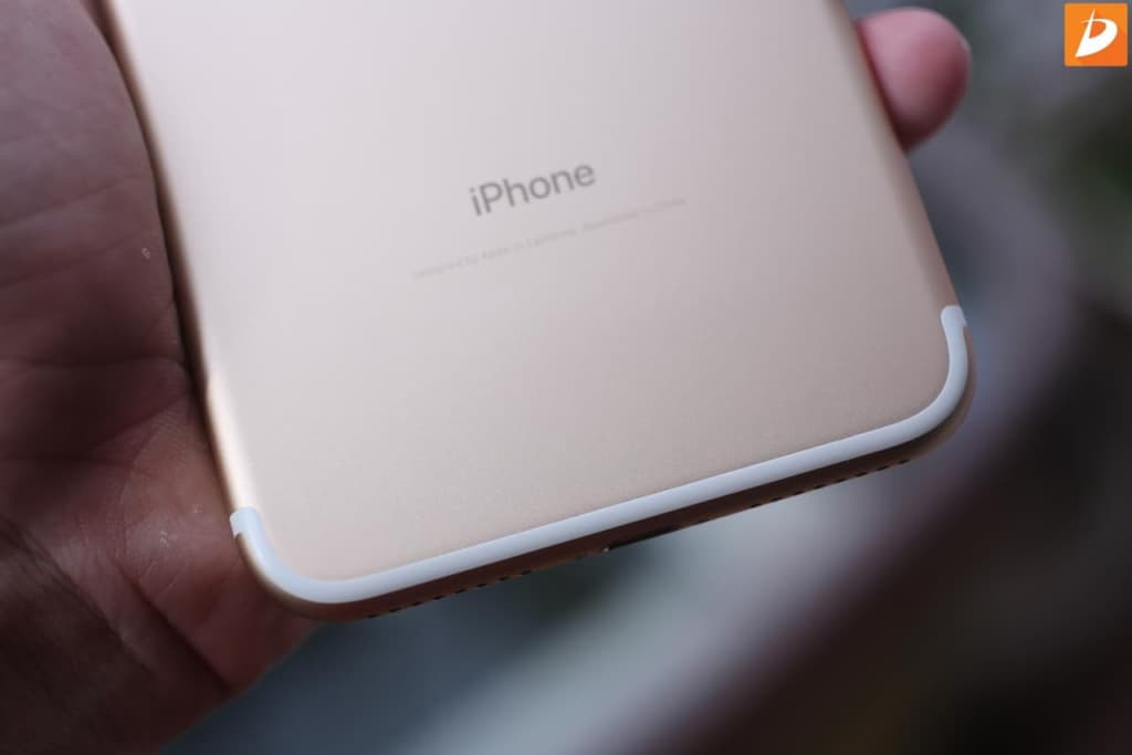 Kiểm tra hình thức bên ngoài iPhone 7 cũ