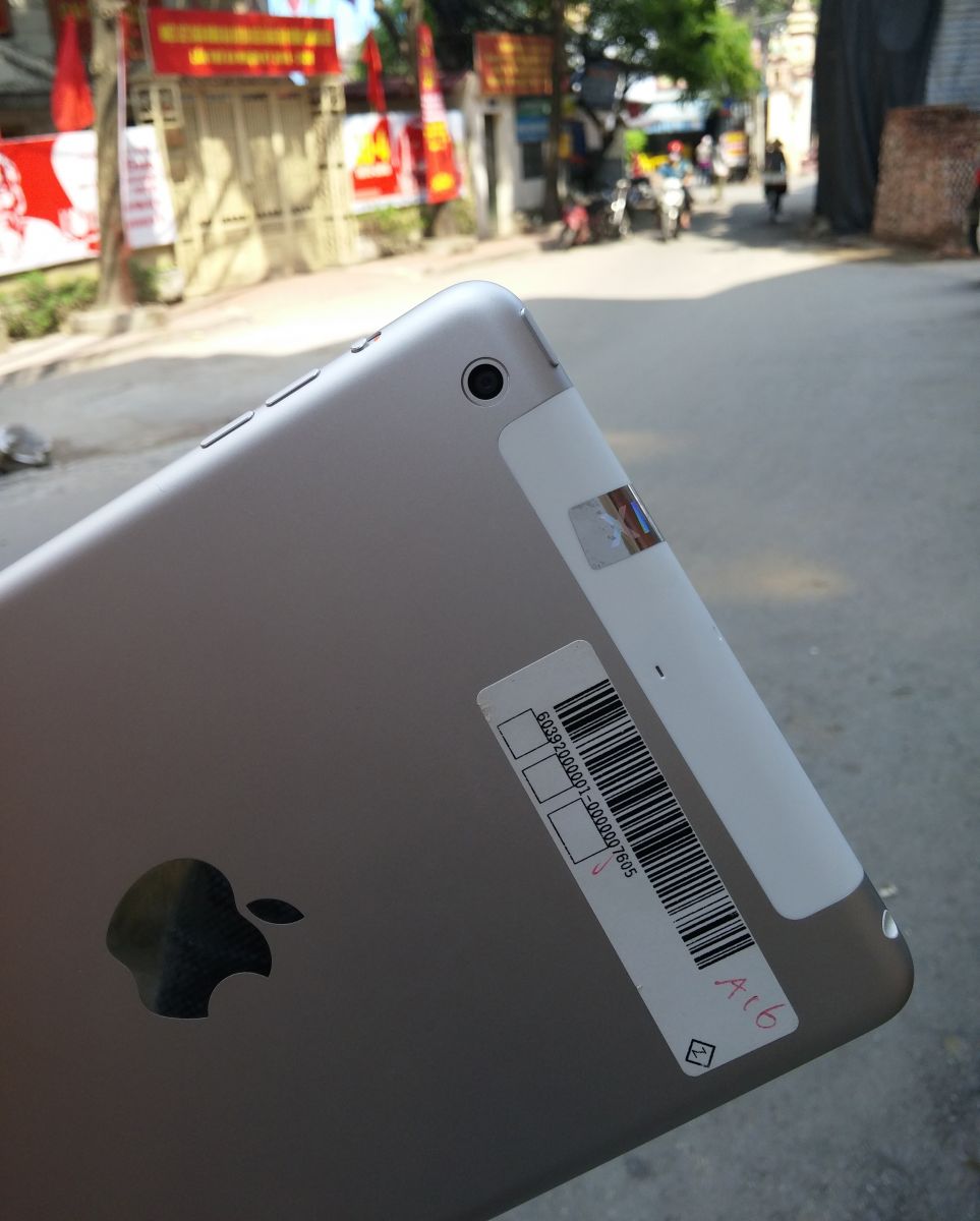 Thông tin cơ bản được in phía sau ipad mini 2 qua sử dụng