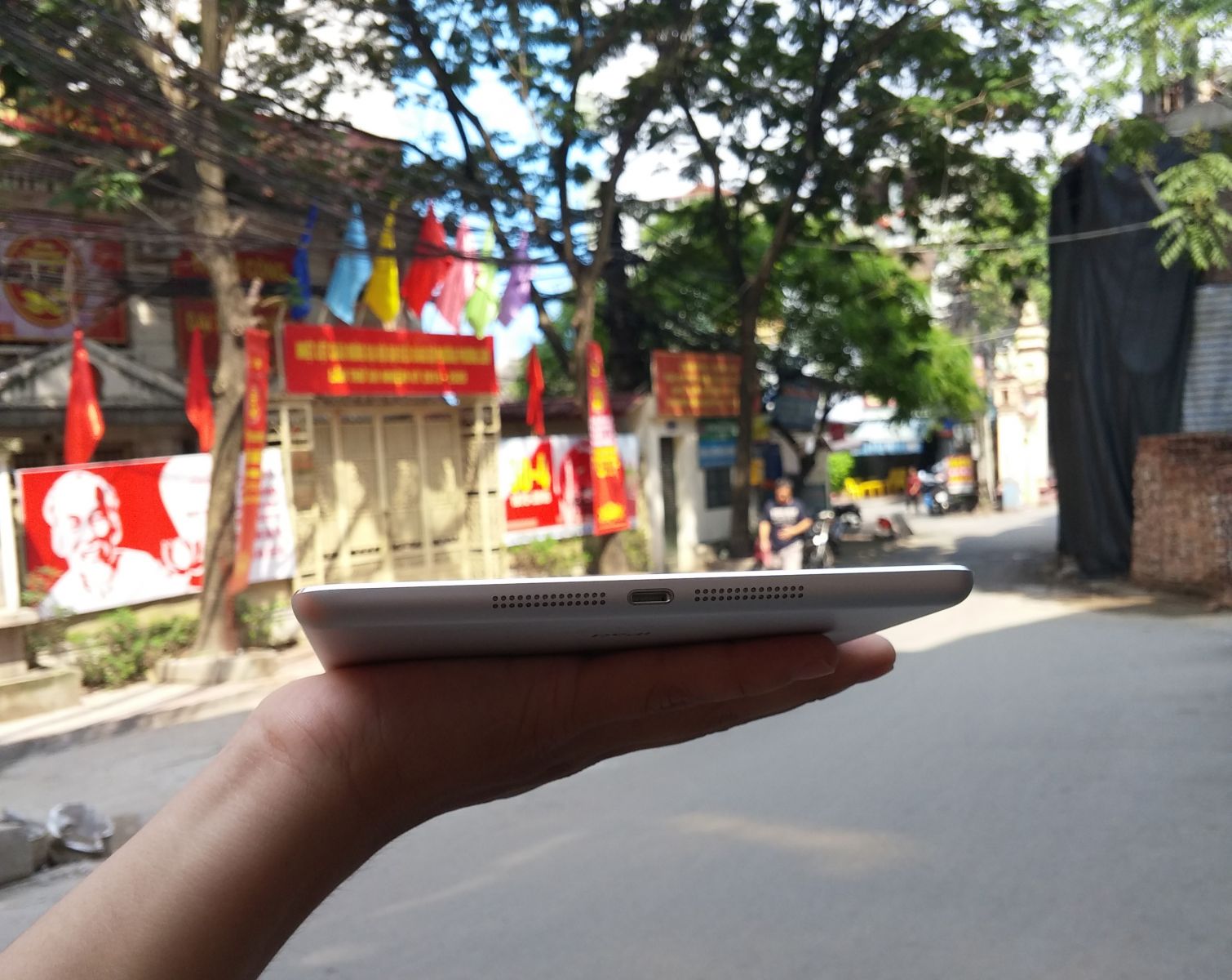 Dải loa và cổng lightning của iPad Mini 2