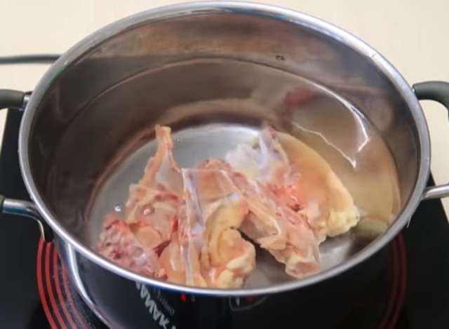Hầm xương gà lấy nước dùng cho nồi lẩu cá thêm ngọt