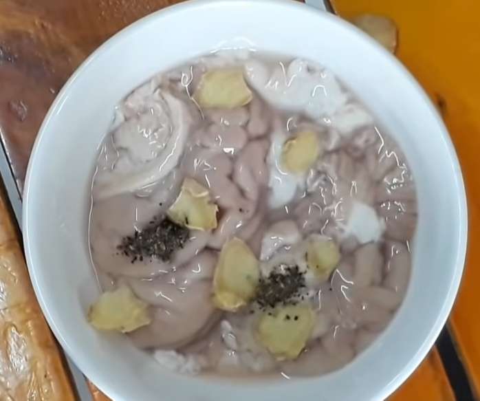 Trước khi hấp óc heo ướp óc heo cùng gừng và 1 chút tiêu xay