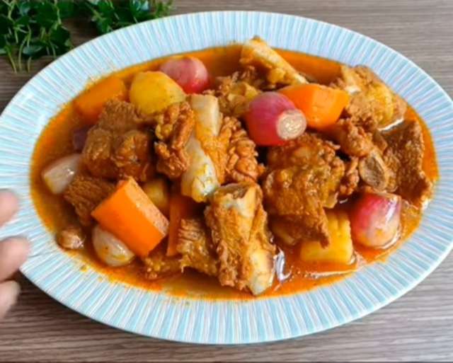 Thưởng thức lagu sườn heo cùng bánh mì hoặc cơm