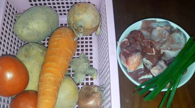 Nguyên liệu nấu canh khoai tây, cà rốt, thịt bò