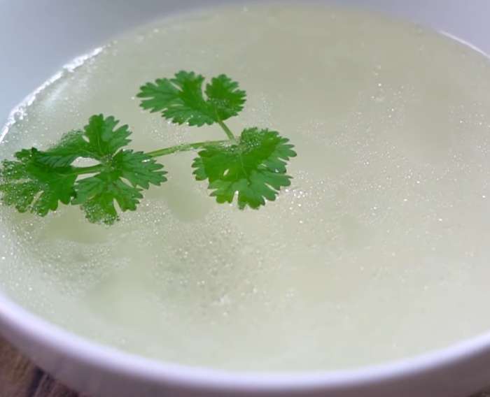 Nước dùng bún trong veo, ngọt từ xương, thơm từ hành nướng