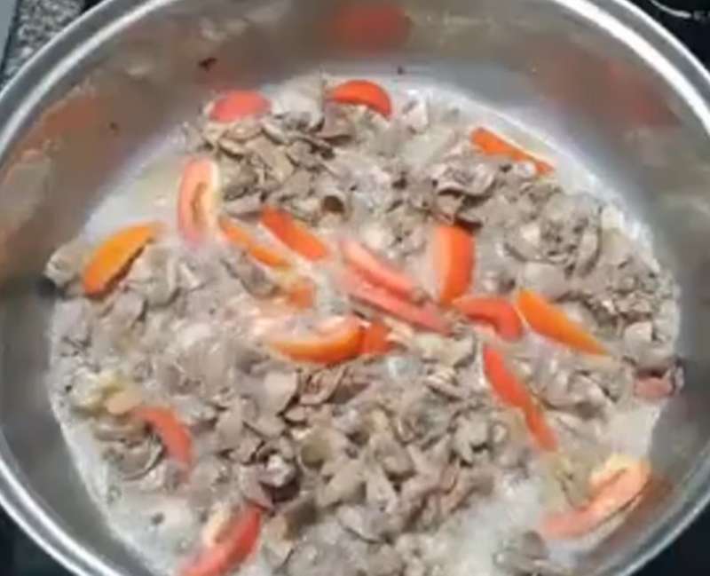 Xào trai với cà chua cho mềm