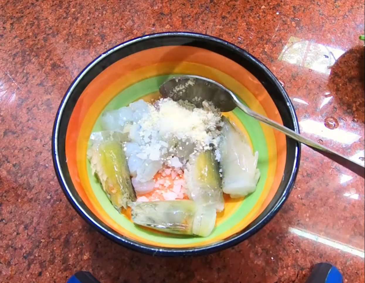 Ướp tôm cùng với gia vị cho ngấm