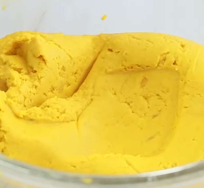 Nhào bột với bí đỏ thành khối