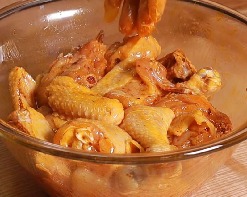 Trộn đều gia vị với thịt gà ướp trong 30 phút cho thịt gà ngấm gia vị