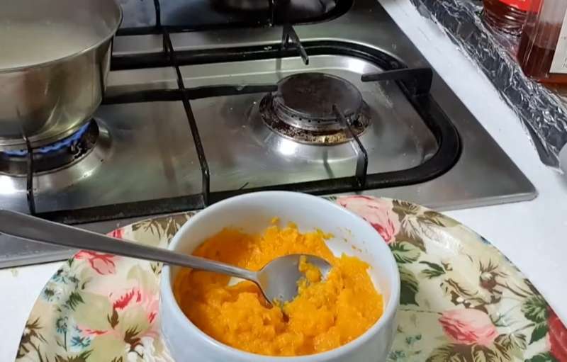 Dùng thìa tán nhuyễn bí đỏ