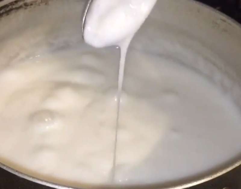 Nấu nước cốt dừa