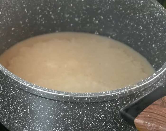 Khuấy đều bột gạo và nước cua đồng sau đó đun sôi