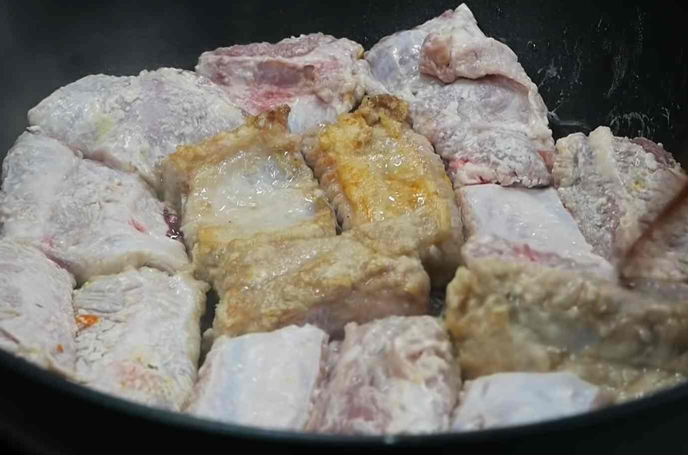 Chiên sườn cho vàng đều 2 mặt 