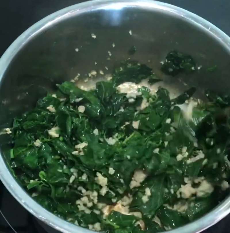 Đảo thịt cùng với rau ngót