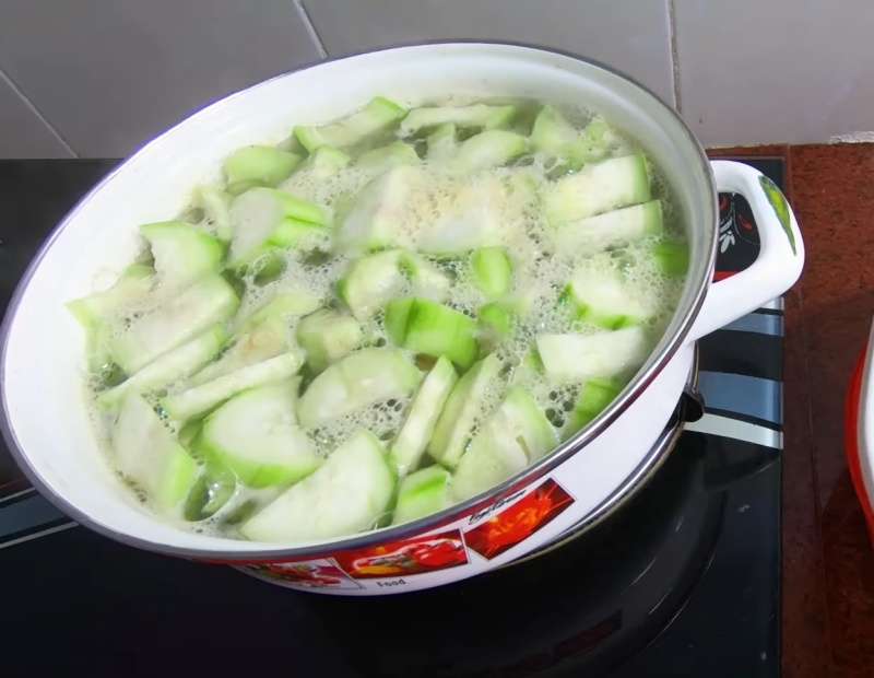 Cho mướp vào nấu cùng với canh tôm trước 2 phút