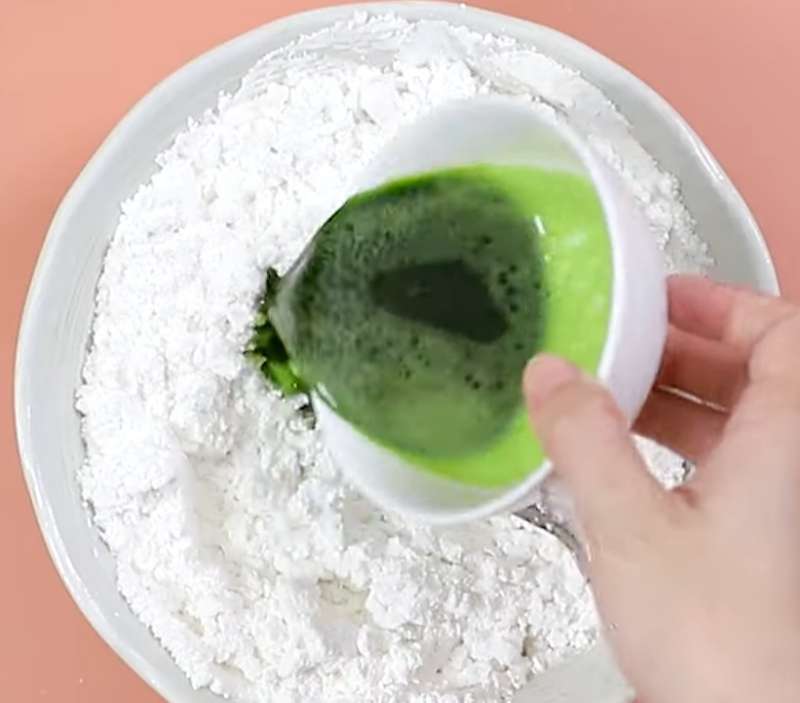 Nhào bột lá dứa