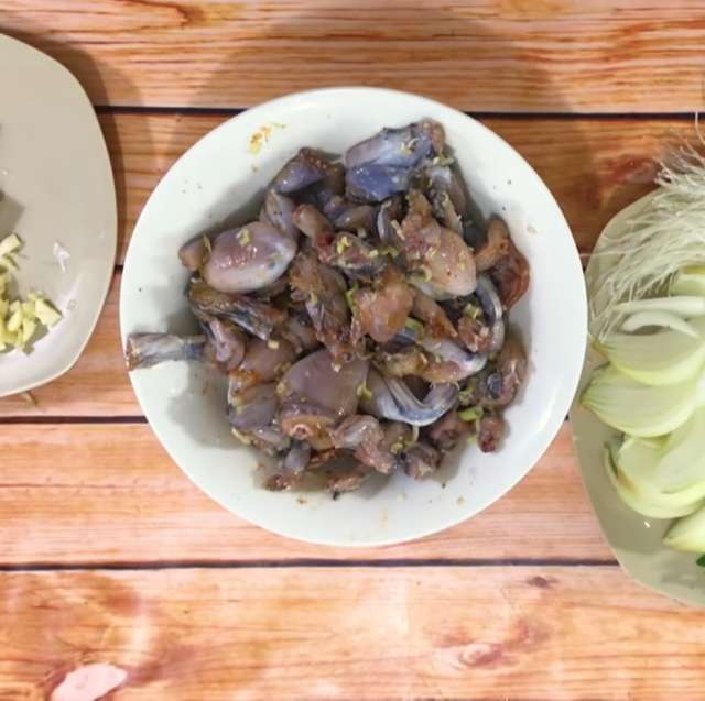 Trộn đều thịt ếch cùng với gia vị cho ngấm