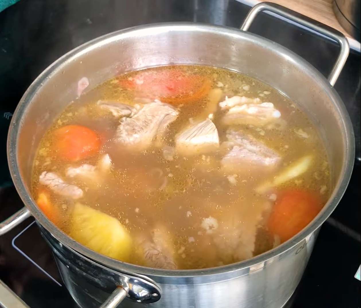 Nấu nước dùng bún sườn chua ngọt