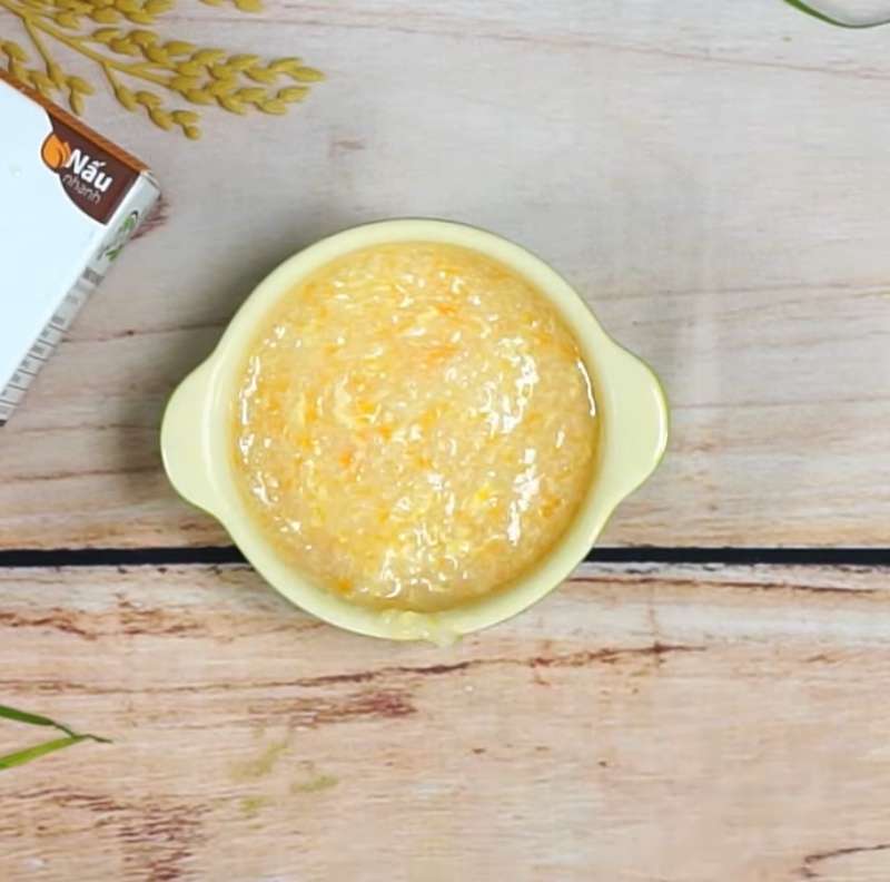 Cháo trứng gà, cà rổt cho bé ăn dặm