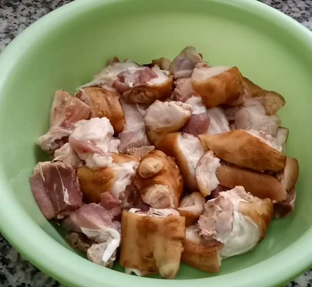 Chặt giò heo thành từng miếng vừa ăn