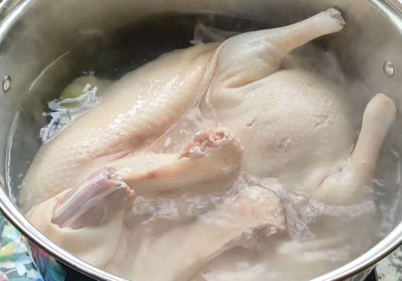 Luộc thịt vịt khoảng 40 phút cho thịt vịt chín