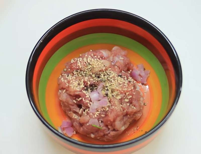 Ướp thịt cùng gia vị cho ngấm