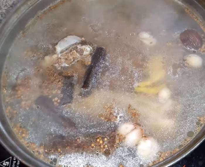 Hầm xương bò cùng với các gia vị 