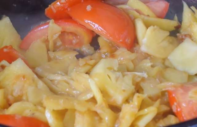 Đảo cà chua và dứa chín trước khi nấu nước lẩu cá kèo