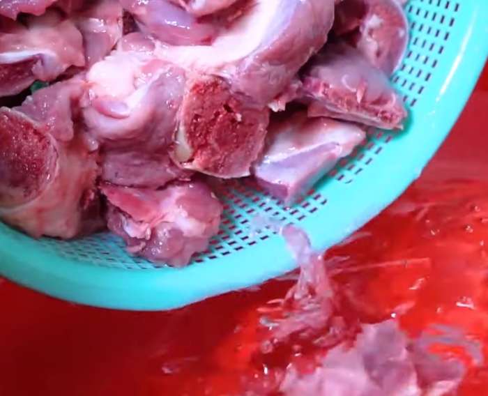 Ngâm xương với nước muối 1,5 tiếng đồng hồ