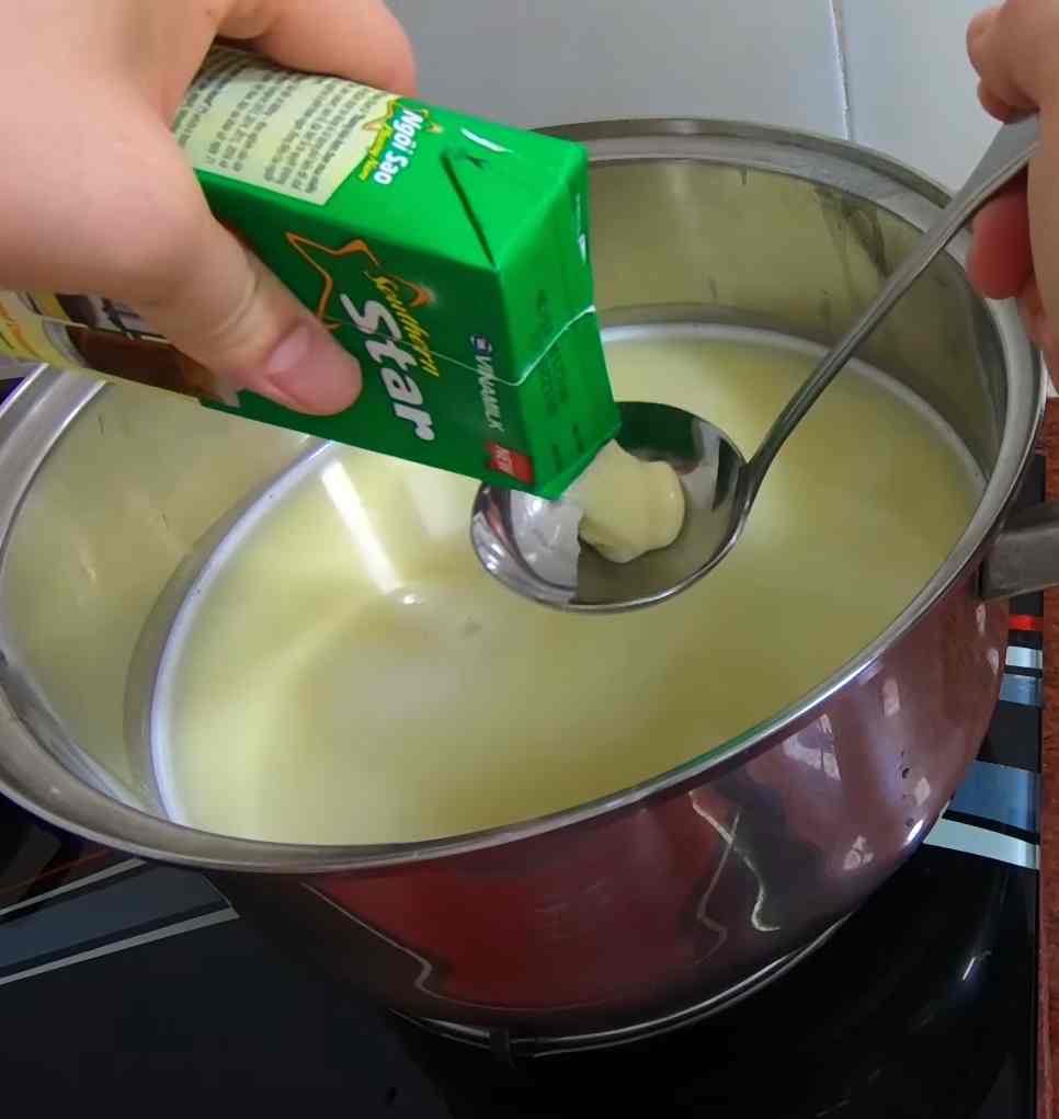 Cho sữa đặc vào đun cùng với nước sữa hạt sen