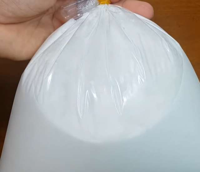 Lọc lấy phần nước cốt dừa cho vào túi