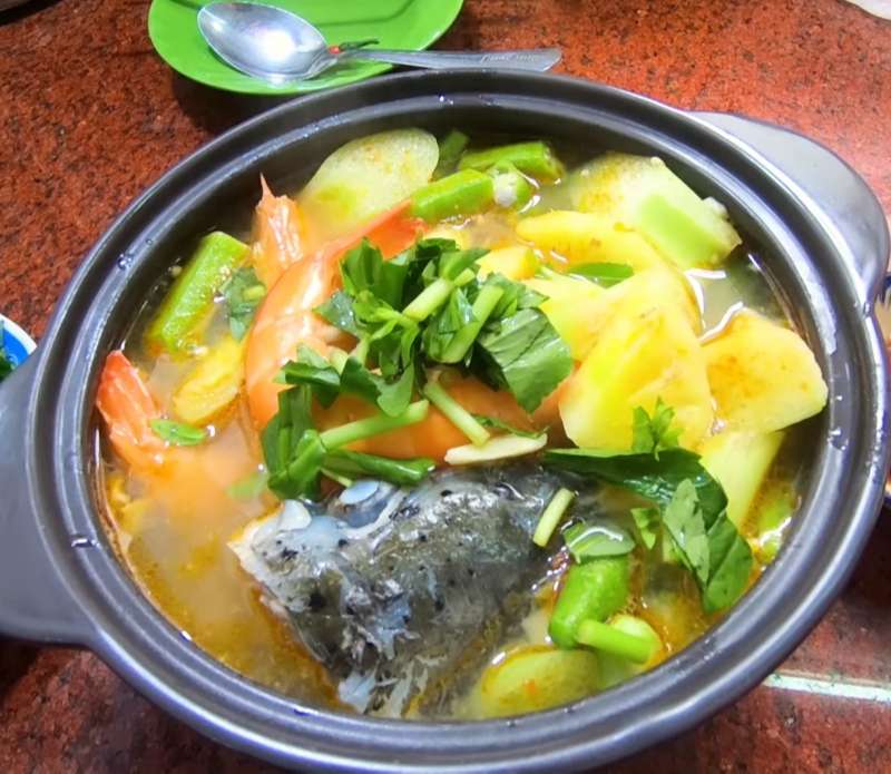 Thành phẩm canh chua đầu cá hồi