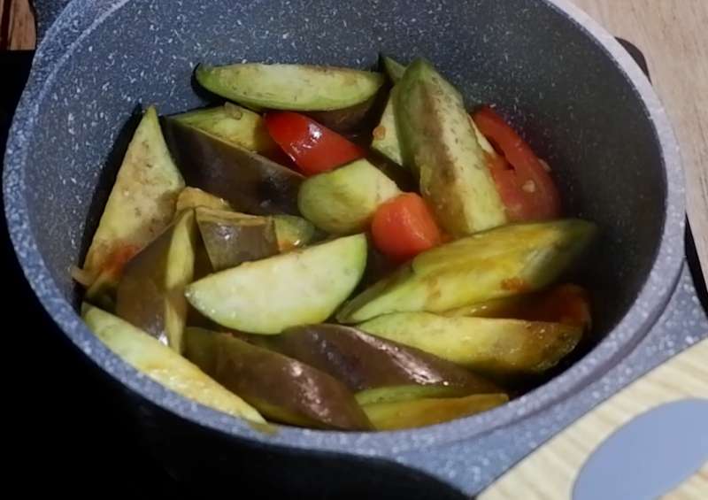 Đảo cà tím và cà chua với gia vị cho ngấm