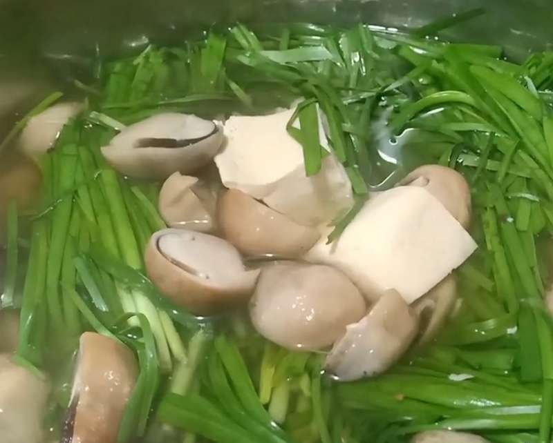 Canh đậu hũ, nấm rơm, hẹ thơm ngon thanh mát