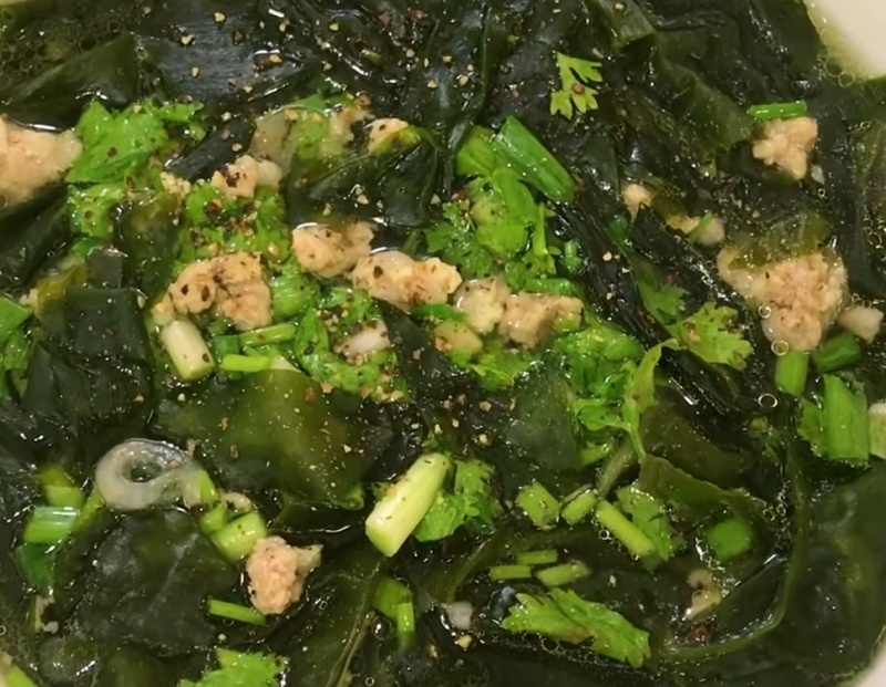 Thành phẩm canh rong biển khô nấu thịt băm