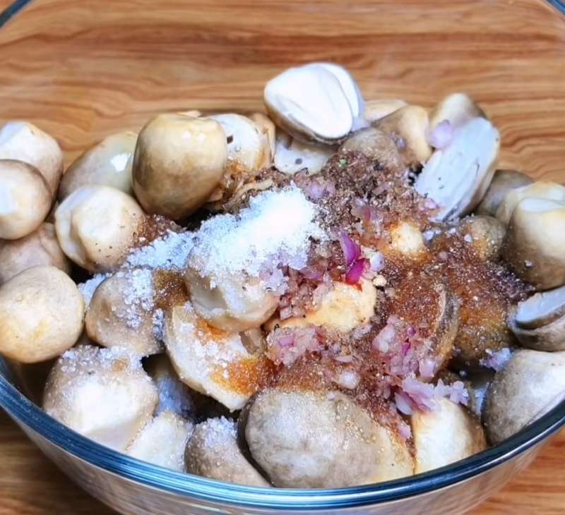 Ướp nấm rơm với gia vị 10 phút cho ngấm