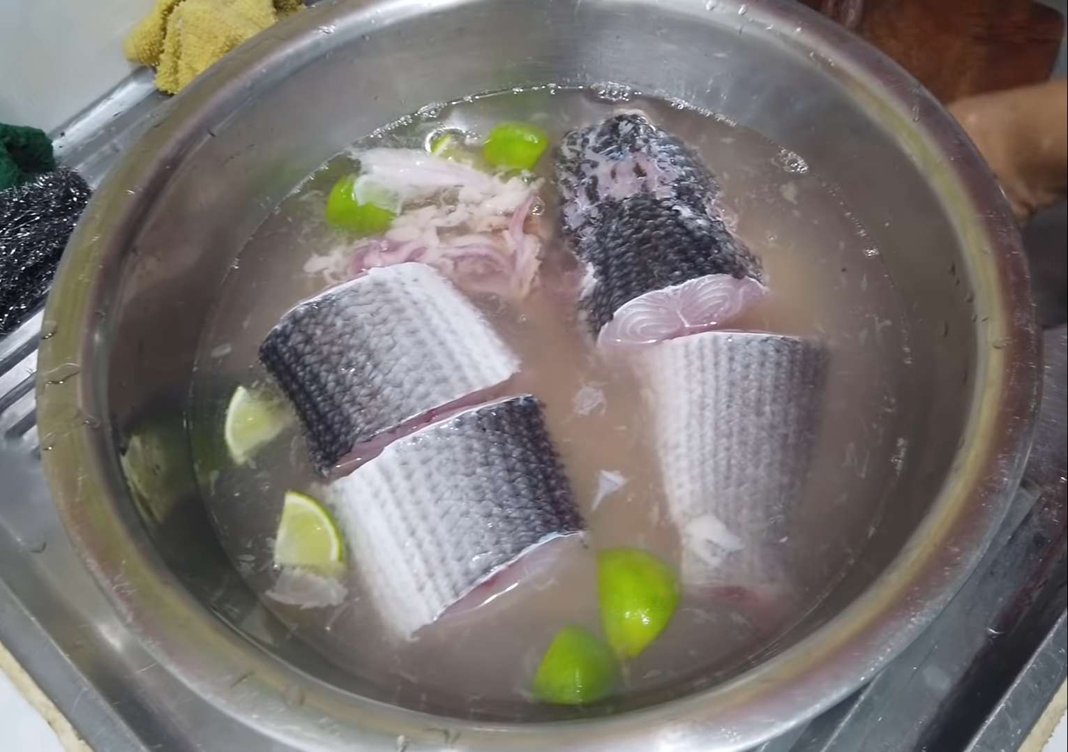 Ngâm cá lóc với nước muối chanh pha loãng cho bớt tanh