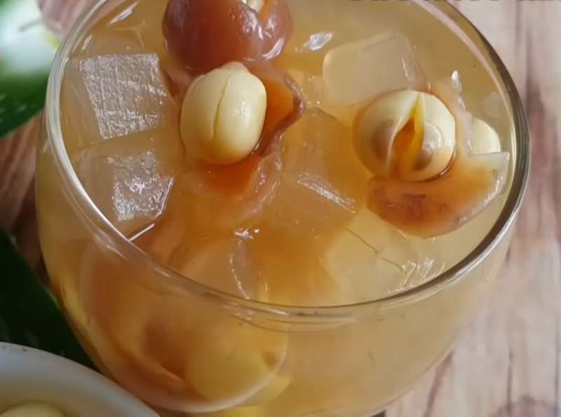 Thưởng thức chè hạt sen nha đam thanh mát