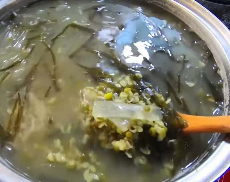 Cho nha đam và phổ tai vào nồi chè đậu xanh