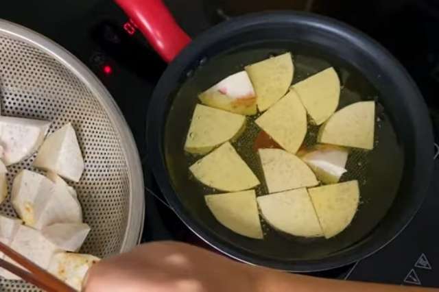 Chiên khoai môn cùng với dầu ăn