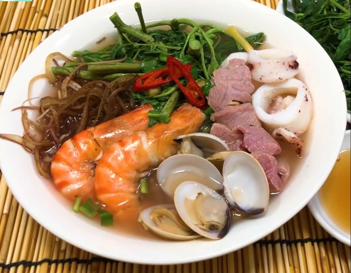 Bún thái hải sản chua cay