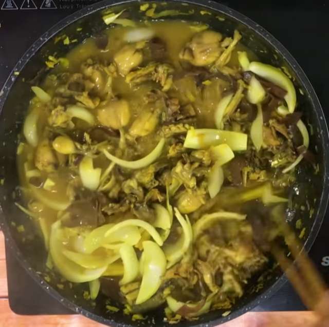 Thịt ếch xào lăn cùng với các nguyên liệu đã chuẩn bị