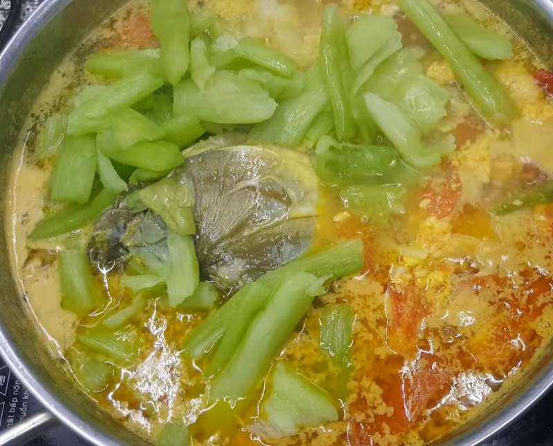 Nhớ canh xương dọc mùng nấu nướng sấu chua của mẹ